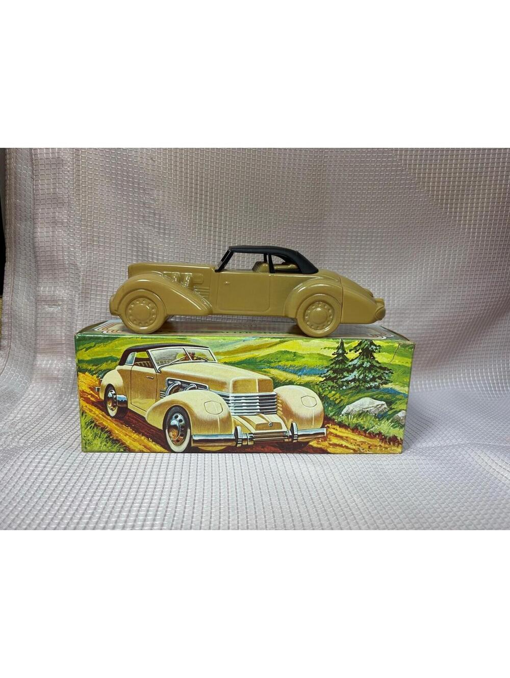 261 - Vintage AVON CORD '37 CAR After Shave Decanter With Original Box - FULL